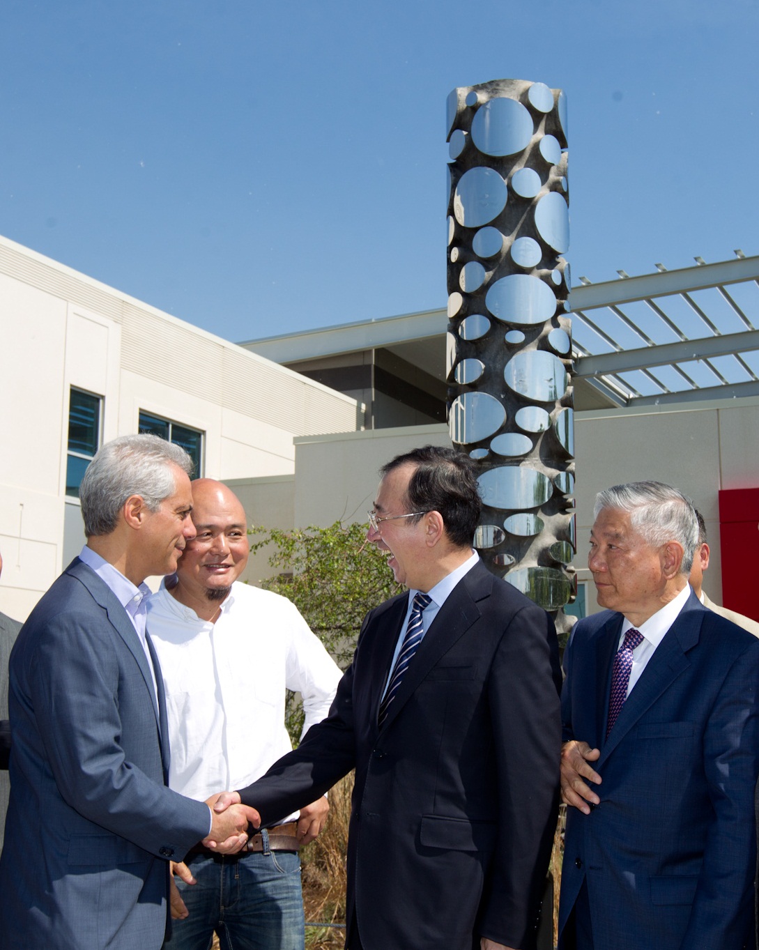 Mayor Emanuel and Vice Mayor Xu Zezhou unveil the Stone Talk Statue at Chinatown’s Ping Tom Park Field House. 